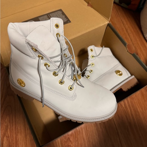 TIMBERLAND WOMEN'S TIMBERLAND® HERITAGE 6-INCH WATERPROOF BOOTS GOLD DETAILS - Picture 2 of 3